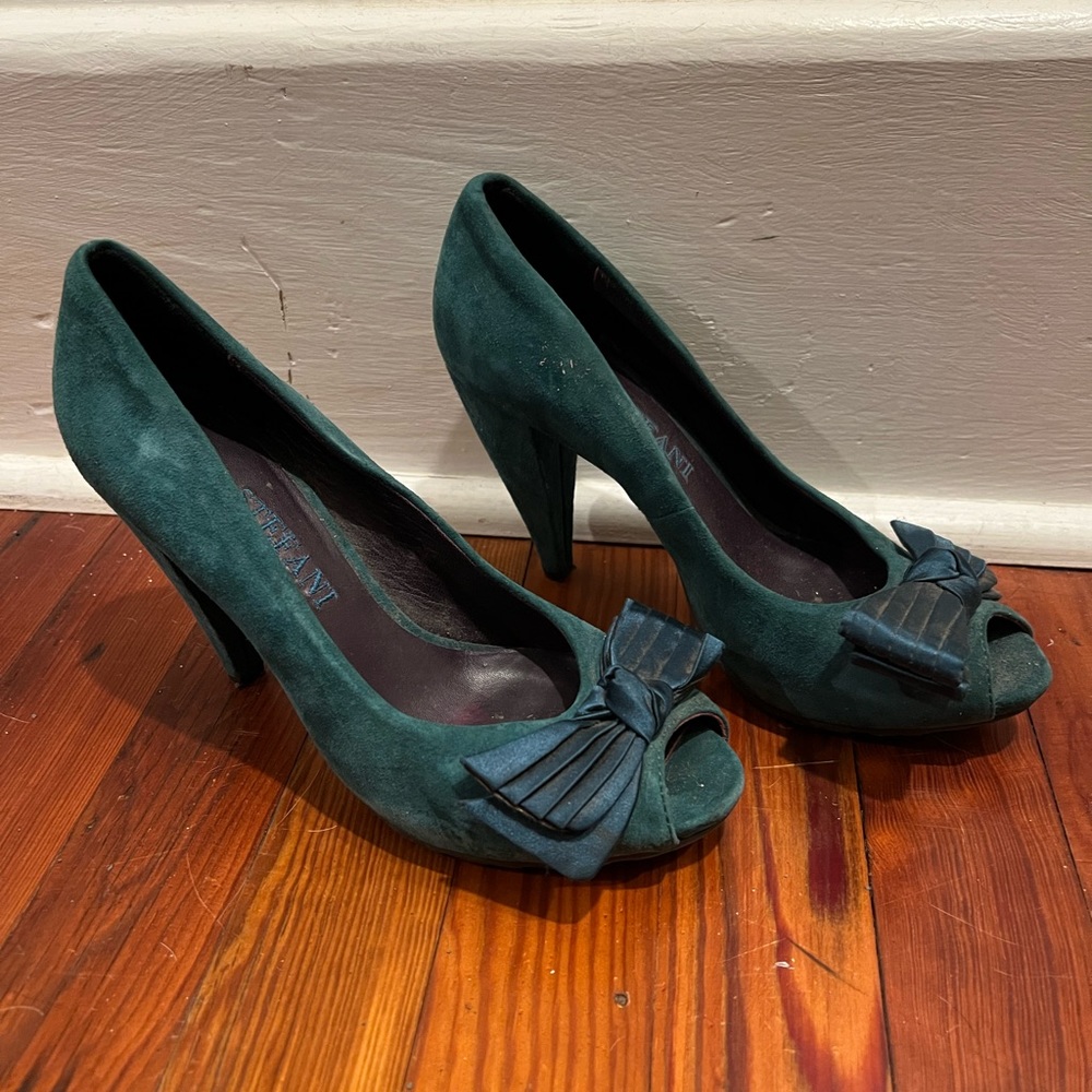 Green velvet heel shoes